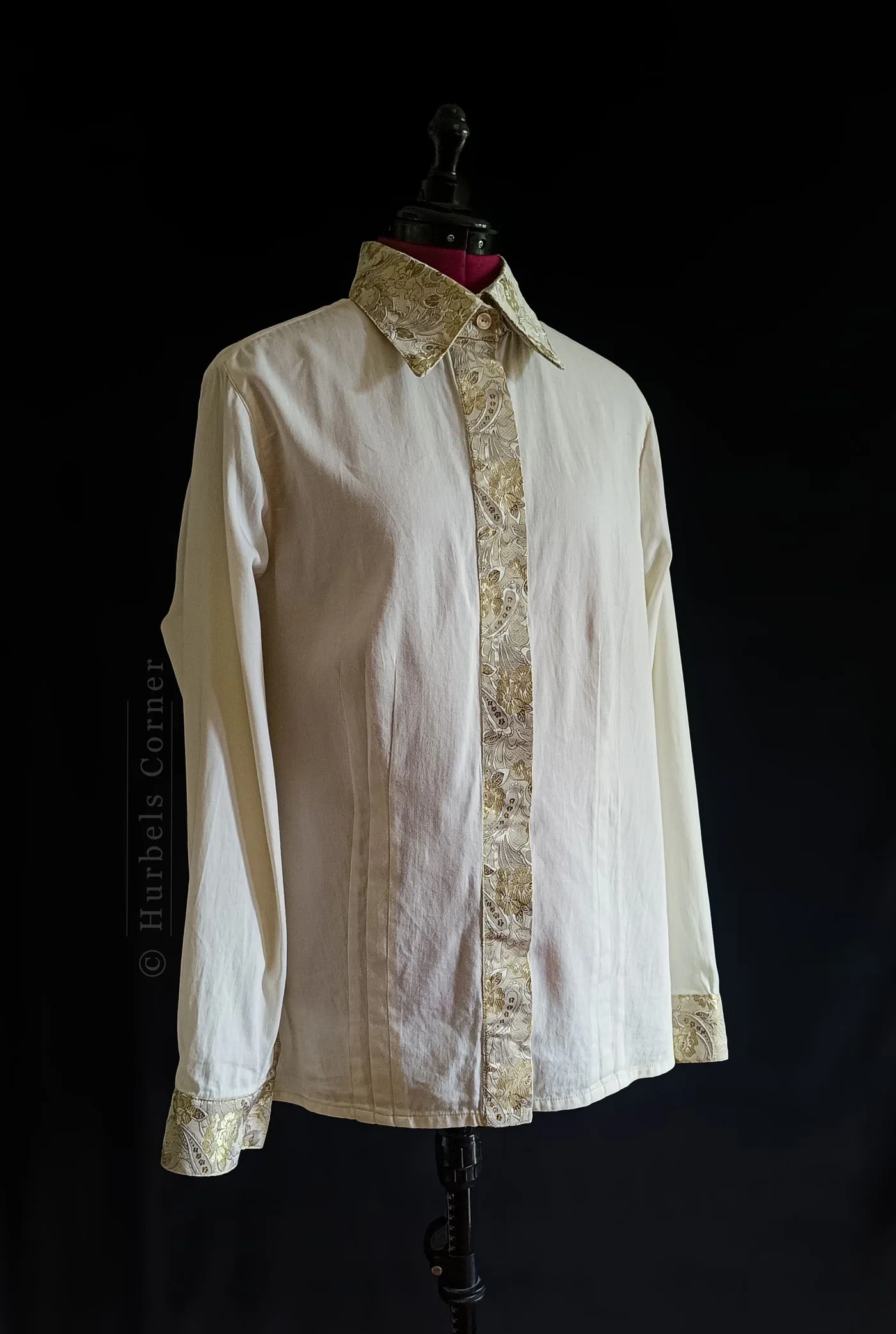 Bluse mit goldenen Akzenten