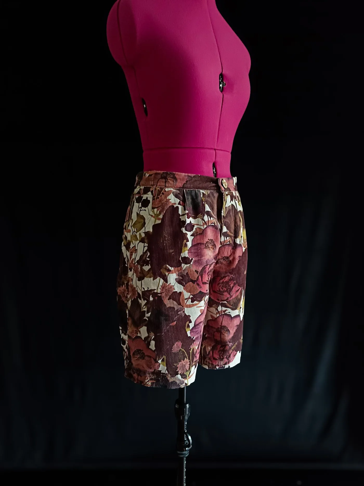 Short cord trousers