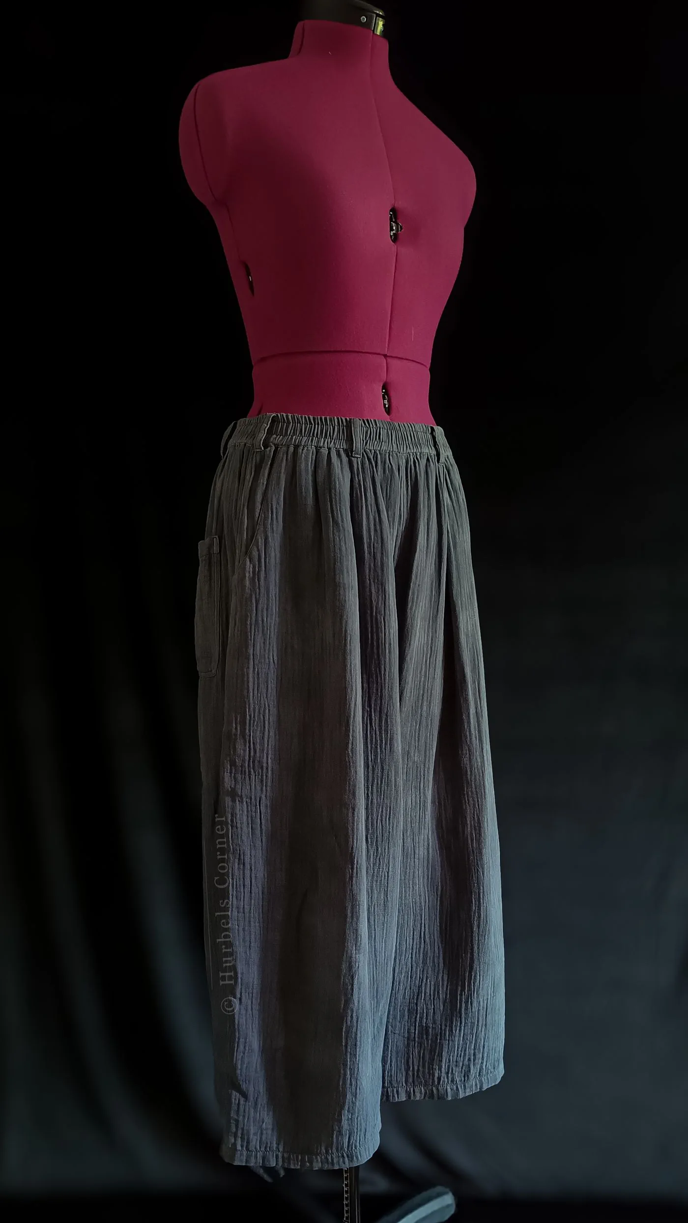 Wide cropped trousers